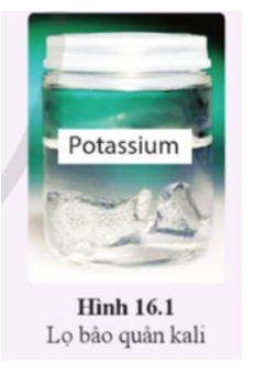 Tìm hiểu và giải thích về cách bảo quản kim loại kali (potassium, K).   (ảnh 1)