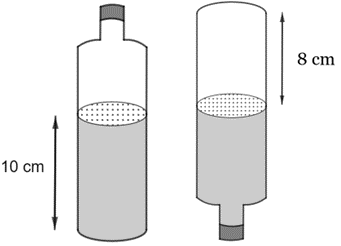 Một cái chai có chứa một lượng nước, phần chứa nước là hình trụ có chiều cao 10cm, khi lật ngược chai lại thì phần không chứa nước cũng là một hình trụ có chiều cao 8 cm (ảnh 1)