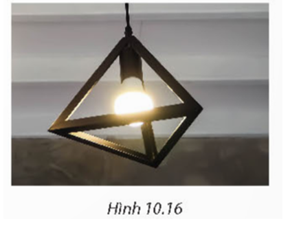 Nhà bạn Thu có một đèn trang trí có dạng hình chóp tam giác đều như Hình 10.16 (ảnh 1)