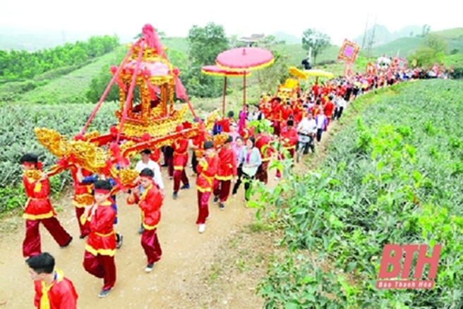 Tích cực tham gia các lễ hội truyền thống ở địa phương. Sưu tầm tranh ảnh về các hoạt động trong lễ hội truyền thống ở địa phương. (ảnh 1)