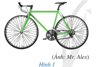Mỗi bánh xe đạp ở Hình 1 gợi nên hình ảnh của một đường tròn.  Hai đường tròn đó có điểm chung hay không? (ảnh 1)