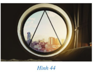 Bác Ngọc dự định làm khung sắt cho khuôn cửa sổ ngôi nhà có dạng đường tròn như Hình 44. (ảnh 1)