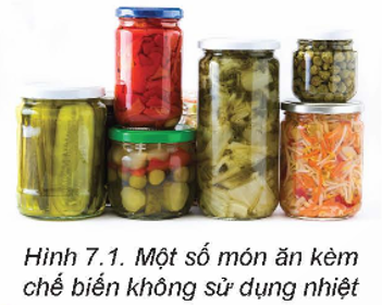 Quan sát Hình 7.1, hãy kể tên một số món ăn không sử dụng nhiệt để chế biến mà em đã có dịp dùng trong các bữa cơm, bữa cỗ hoặc bữa tiệc. (ảnh 1)