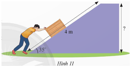 Một người đẩy một vật lên hết một con dốc nghiêng một góc 35° (Hình 11).   Tính độ cao của vật so sới mặt đất biết độ dài con dốc là 4 m. (ảnh 1)