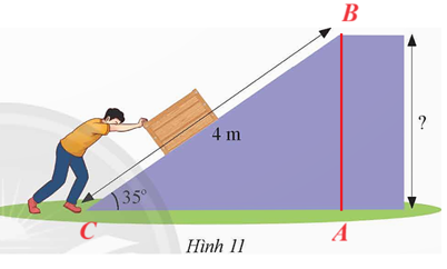 Một người đẩy một vật lên hết một con dốc nghiêng một góc 35° (Hình 11).   Tính độ cao của vật so sới mặt đất biết độ dài con dốc là 4 m. (ảnh 2)