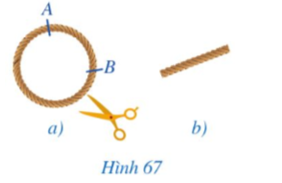 a) Đánh dấu hai điểm A, B trên một vòng dây không dãn có dạng đường tròn (Hình 67a), cắt cung AB của vòng dây và kéo thẳng cung đó để (ảnh 1)