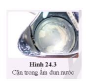 Cặn trong ấm đun nước có thành phần chính là CaCO3 (hình 24.3). Có thể làm sạch cặn bằng giấm ăn. Giải thích cách làm trên, viết phương trình hóa học minh họa.   (ảnh 1)