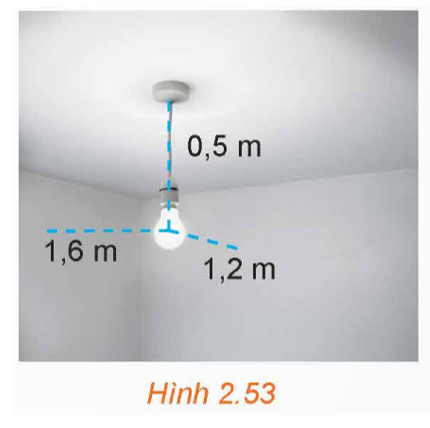 Hình 2.53 minh họa một chiếc đèn được treo cách trần nhà là 0,5 m, cách hai (ảnh 1)