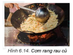 Đọc nội dung mục IV.2 và quan sát Hình 6.14, cho biết chế biến thực phẩm bằng phương pháp rang là gì. (ảnh 1)