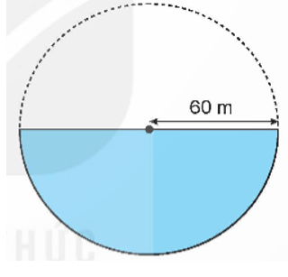 Một mặt hồ có dạng là một nửa hình tròn. Biết rằng bán kính đo được là 60 m. Hỏi diện tích mặt hồ là bao nhiêu mét vuông?   (ảnh 1)