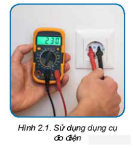 Quan sát Hình 2.1 và cho biết: dụng cụ đo điện đang được sử dụng để đo đại lượng điện nào?     (ảnh 1)