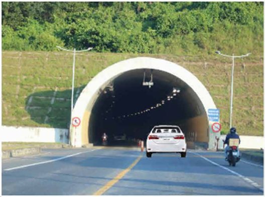 Đường hầm chính của hầm Hải Vân dài 6 280 m.  Một xe ô tô chạy trong đường hầm trên với vận tốc 62,8 km/giờ. (ảnh 1)
