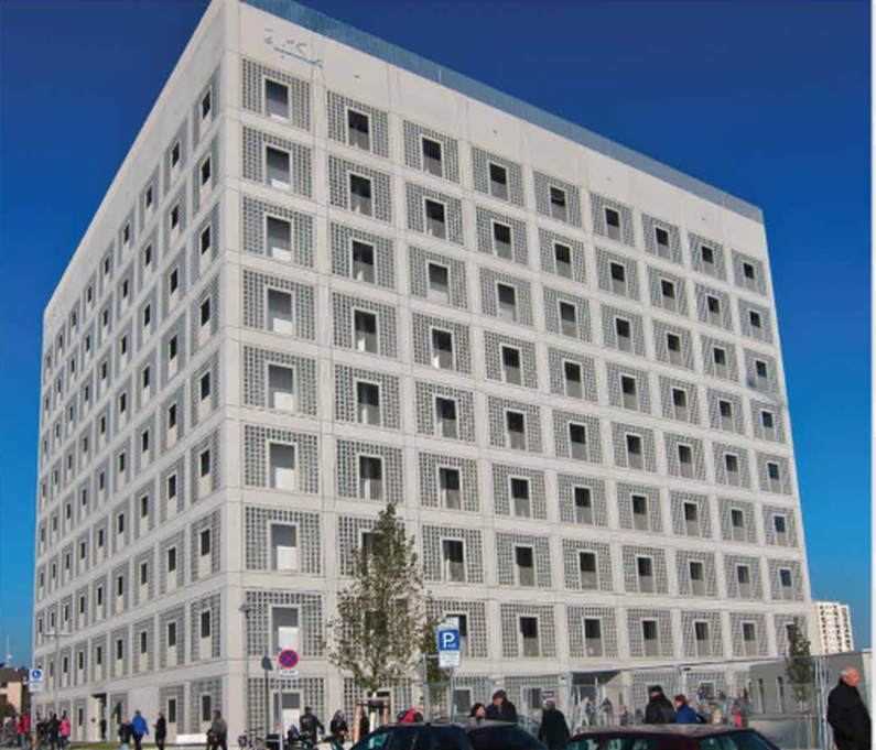 Số? Tại một thành phố ở nước Đức có một thư viện được thiết kế theo dạng hình lập phương có cạnh 45 m. (ảnh 1)