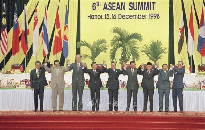 Sưu tầm tư liệu (tranh ảnh, văn kiện,...) về ASEAN và quan hệ Việt Nam - ASEAN. Giới thiệu những tư liệu đó với thầy cô và bạn học. (ảnh 2)