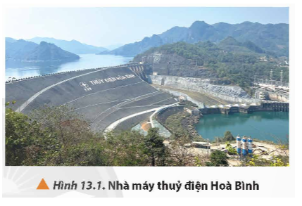 Nhà máy thuỷ điện Hoà Bình (Hình 13.1) là một trong số các nhà máy thuỷ điện nổi tiếng ở Việt Nam, với tổng sản lượng điện sản xuất kể từ khi được đưa vào vận hành đến tháng 9/2023 là 270 tỉ kW.h (Nguồn: EVN). Dòng điện được (ảnh 1)