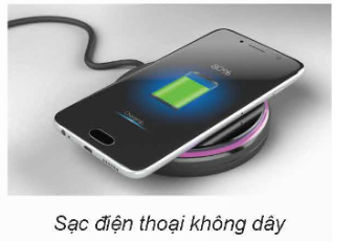 Sạc điện không dây ngày càng được sử dụng rộng rãi để sạc điện thoại, đồng hồ thông minh, máy hút bụi, ... Sạc điện hoạt động dựa trên hiện tượng nào để truyền điện từ nguồn điện đến điện thoại? (ảnh 1)