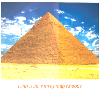Kim tự tháp Kheops ở Ai Cập có dạng hình chóp S.ABCD, có đáy là hình vuông với cạnh dài 230 m, các cạnh bên bằng nhau và dài 219 m (theo britannica.com) (H.5.38). Tính góc giữa hai mặt phẳng (SAB) và (SBC).   (ảnh 1)