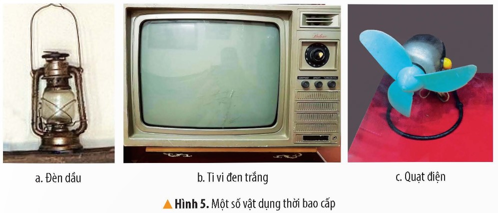 Đọc thông tin, quan sát các hình từ 3 đến 5, em hãy:  - Mô tả một số hiện vật thời bao cấp.  - Kể lại một câu chuyện về thời bao cấp. (ảnh 1)