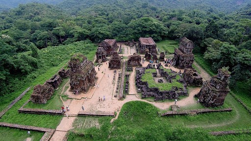 Sưu tầm tranh ảnh về một đền tháp Chăm ở Việt Nam và giới thiệu với bạn, người thân. (ảnh 1)