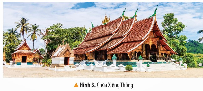 Đọc thông tin và quan sát các hình từ 2 đến 4, em hãy:  - Kể tên một số công trình tiêu biểu của Lào.  - Mô tả một công trình mà em ấn tượng nhất. (ảnh 1)