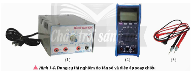 Từ các dụng cụ thí nghiệm như Hình 1.4, đề xuất phương án thí nghiệm đo tần số và điện áp của dòng điện xoay chiều từ đầu ra của biến áp nguồn.   (ảnh 1)