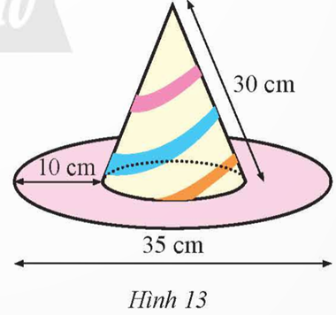 Một cái mũ chú hề có kích thước như Hình 13. Hãy tính tổng diện tích giấy làm nên chiếc mũ (không tính phần hao hụt, kết quả làm tròn đến hàng đơn vị). (ảnh 1)