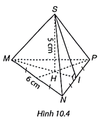 Cho hình chóp tam giác đều S.MNP có độ dài cạnh đáy bằng 6 cm, chiều cao bằng 5 cm. (H.10.4) a) Tính diện tích tam giác MNP. b) Tính thể tích hình chóp S.MNP, biết \(\sqrt {27}  \approx 5,2.\) (ảnh 1)
