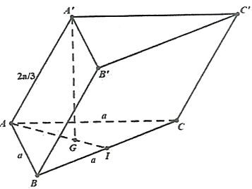 Cho lăng trụ \({\rm{ABC}}{\rm{.A'B'C'}}\) có đáy \({\rm{ABC}}\) là tam giác đều cạnh \({\rm{a,}}\) độ dài cạnh bên bằng \(\frac{{2{\rm{a}}}}{3},\)  (ảnh 1)