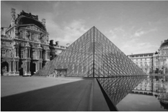 Người ta làm mô hình kim tự tháp ở cổng vào của bảo tàng Louvre. Mô hình có dạng hình chóp tứ giác đều, chiều cao 21 m, độ dài cạnh đáy là 34 m. a) Tính thể tích hình chóp. b) Tính tổng diện tích các tấm kính để phủ kín bốn mặt bên hình chóp này, biết rằng người ta đo được độ dài cạnh bên của hình chóp là 31,92 m. (ảnh 1)