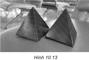 Bánh ít trong Hình 10.13 có dạng hình chóp tứ giác đều với độ dài cạnh đáy bằng 3 cm, chiều cao bằng 3 cm. Tính thể tích của một chiếc bánh ít. (ảnh 1)