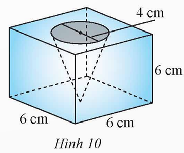 Từ một khối gỗ có dạng hình lập phương cạnh 6 cm, người ta khoét một hình nón có đường kính mặt đáy là 4 cm  (ảnh 1)