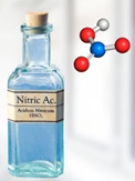 Trong công nghiệp, người ta sản xuất axit nitric (HNO3) từ amoniac theo sơ đồ chuyển hoá sau:     Ở nồng độ 68%, axit nitric được dùng để chế tạo thuốc nổ bao gồm nitroglyxerin, trinitrotoluen (TNT) và xyclotrimethylenetrinitramin (RDX). Để sản xuất 200 000 tấn axit nitric có nồng độ 68% cần dùng bao nhiêu tấn amoniac? Biết rằng hiệu suất của phản ứng sản xuất axit nitric theo sơ đồ trên là 94%. (ảnh 1)