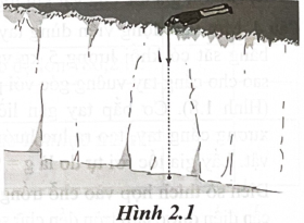 Thả rơi một viên sỏi nhỏ có khối lượng m = 50 g xuống một vách núi có độ cao 80 m. Bỏ qua mọi lực cản, lấy gia tốc rơi tự do là g = 9,8 m/s2. (ảnh 1)