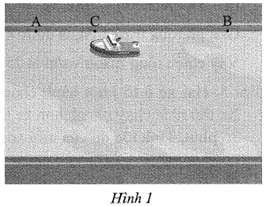 Hai bến sông A và B cách nhau 40 km. Một tàu chở hàng xuôi dòng từ bến A đến bến B để giao hàng. Sau khi giao hàng xong, tàu đi ngược dòng trở về và đỗ ở bến C cách bến A 8 km (Hình 1). (ảnh 1)