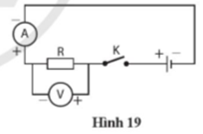 Khoá K được mắc ở vị trí như ở đồ hình 7.1 có hợp lí không? Nếu chưa hợp lí hãy vẽ lại mạch điện và điền các kí hiệu (+) và (-) vào hai đầu mỗi dụng cụ đo điện. (ảnh 2)