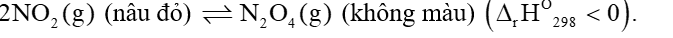 Nitrogen dioxide \(\left( {{\rm{N}}{{\rm{O}}_2}} \right)\) và dinitrogen tetroxide \(\left( {{{\rm{N}}_2}{{\rm{O}}_4}} \right)\) cùng tồn tại ở trạng thái cân bằng theo phương trình sau:   (nâu đỏ)   (không màu)   Một ống tiêm chứa hỗn hợp cân bằng của hai khí trên có màu nâu. Tiến hành kéo pít tông, giữ nguyên vị trí của pít tông rồi để yên ống tiêm trong một khoảng thời gian (2-3 phút).   Hiện tượng quan sát được là  (ảnh 1)