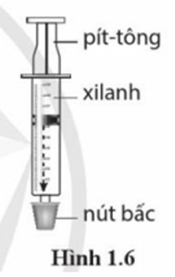 Thí nghiệm nén khí và nén nước    Dụng cụ: Xilanh, pít-tông, nước, nút bấc (Hình 1.6).  Tiến hành: Kéo pít-tông để hút một lượng không khí vào xilanh. Dùng nút bấc nút chặt đầu xilanh rồi ấn pít-tông để nén không khí. (ảnh 1)