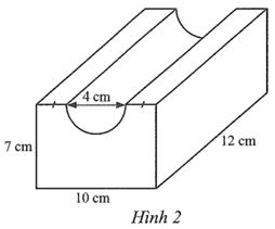 Một khối hộp chữ nhật đặc với kích thước ba cạnh là 12 cm, 10 cm, 7 cm bị khoét bởi một nửa hình trụ có đường kính 4 cm và chiều dài 12 cm (Hình 2). (ảnh 1)