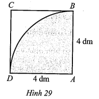 Từ một miếng tôn có dạng hình vuông ABCD cạnh 4 dm, người ta cắt ra một phần tư hình tròn tâm A bán kính AB = 4 dm (như phần được tô màu ở Hình 29) (ảnh 1)