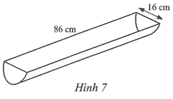 Phần bên trong của một máng nước có dạng một nửa hình trụ với đường kính đáy 16 cm, chiều cao 86 cm (Hình 7). Tính dung tích của máng nước (kết quả làm tròn đến hàng đơn vị của lít). (ảnh 1)