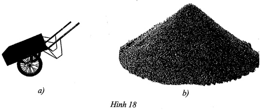 Bác Hà thuê xe cải tiến (Hình 18a) chuyển một đống cát có dạng hình nón với chu vi đáy 9,42 m và chiều cao là 1,2 m (Hình 18b) để xây tường nhà. Biết thùng chứa của xe có dạng hình hộp chữ nhật với kích thước dài 1,57 m (ảnh 1)