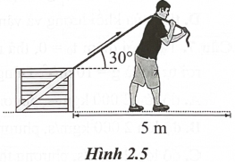 Để di chuyển một thùng hàng, một người dùng sợi dây thừng buộc vào thùng hàng và kéo nó trượt trên sàn (Hình 2.5). Biết lực kéo của người đó có độ lớn  (ảnh 1)
