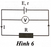 Cho mạch điện như Hình 6. Nguồn điện của suất điện động là E = 12 V, điện trở trong r = 0,5 , điện trở R = 4,5 . Vôn kế có điện trở vô cùng lớn. Số chỉ của vôn kế bằng bao nhiêu vốn? (ảnh 1)