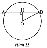 Cho hai điểm A, B trên đường tròn (O; R). Cho biết AB = 9 cm và khoảng cách từ O đến đường thẳng AB là OH = R/2 (ảnh 1)