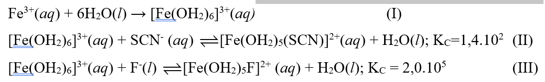 Cho các quá trình tạo phức chất bát diện sau:  Biết dung dịch [Fe(OH2)6]3+ màu vàng nâu, dung dịch [Fe(OH2)5(SCN)]2+ có màu đỏ, dung dịch [Fe(OH2)5F]2+ và các anion SCN-, F- đều không có màu. (ảnh 1)