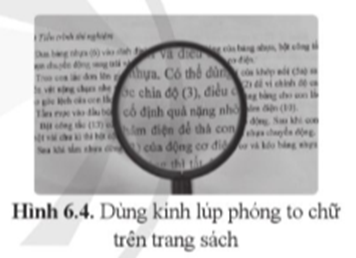 Một người đặt kính lúp trên trang sách như hình 6.4. Biết kính được đặt cách trang sách 4 cm. Biết tiêu cự của kính là 5 cm (ảnh 1)