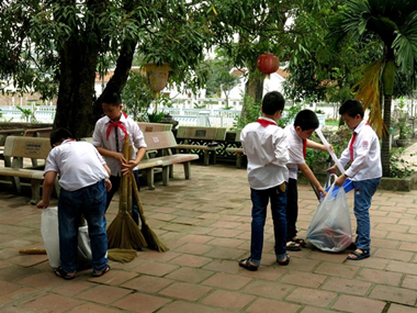 Kể về những hoạt động lao động công ích ở trường em đã tham gia.  Gợi ý:  - Những hoạt động lao động công ích ở trường em đã tham gia như: tổng vệ sinh trường, lớp, trồng cây xanh,… (ảnh 1)