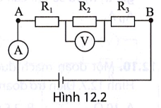 Ba điện trở R1 = 5 ôm, R2 = 8 ôm, R3 = 15 ôm được mắc vào mạch điện như Hình 12.2. Vôn kế (ảnh 1)