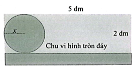 Nam dùng một tấm bìa có kích thước 50 cm x 20 cm để làm một chiếc lon hình trụ (không có nắp).  Hỏi cần chọn bán kính đáy hình trụ là bao nhiêu xăngtimét thì lon hình trụ đạt thể tích lớn nhất?  Lưu ý: Kết quả làm tròn đến hàng phần trăm của xăngtimét, bỏ qua phần hao hụt khi cắt và tạo hình, đáy và mặt bên phải là các bìa nguyên vẹn (không ghép nối). (ảnh 2)