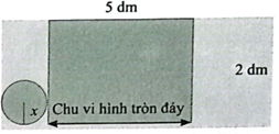 Nam dùng một tấm bìa có kích thước 50 cm x 20 cm để làm một chiếc lon hình trụ (không có nắp).  Hỏi cần chọn bán kính đáy hình trụ là bao nhiêu xăngtimét thì lon hình trụ đạt thể tích lớn nhất?  Lưu ý: Kết quả làm tròn đến hàng phần trăm của xăngtimét, bỏ qua phần hao hụt khi cắt và tạo hình, đáy và mặt bên phải là các bìa nguyên vẹn (không ghép nối). (ảnh 4)